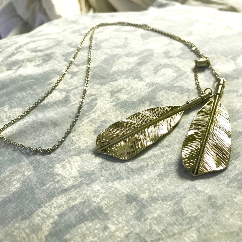 Leaf Necklace in Gold. Long.